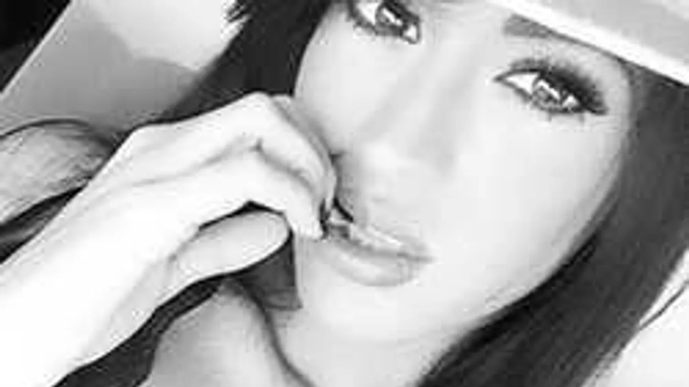 Átdöfi a mellbimbója a dögös modell pólóját