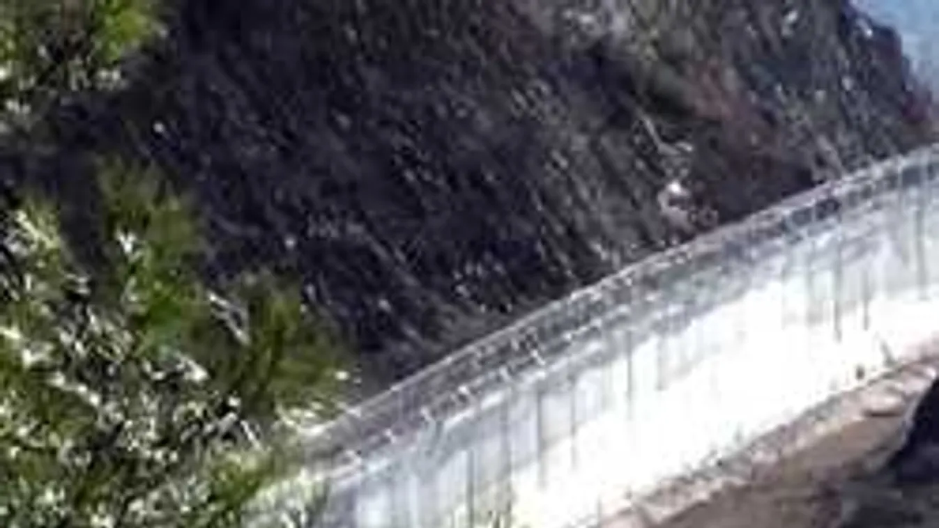 Itt az első videó! Pengésdrótos, 4 méteres kerítés épül a határon