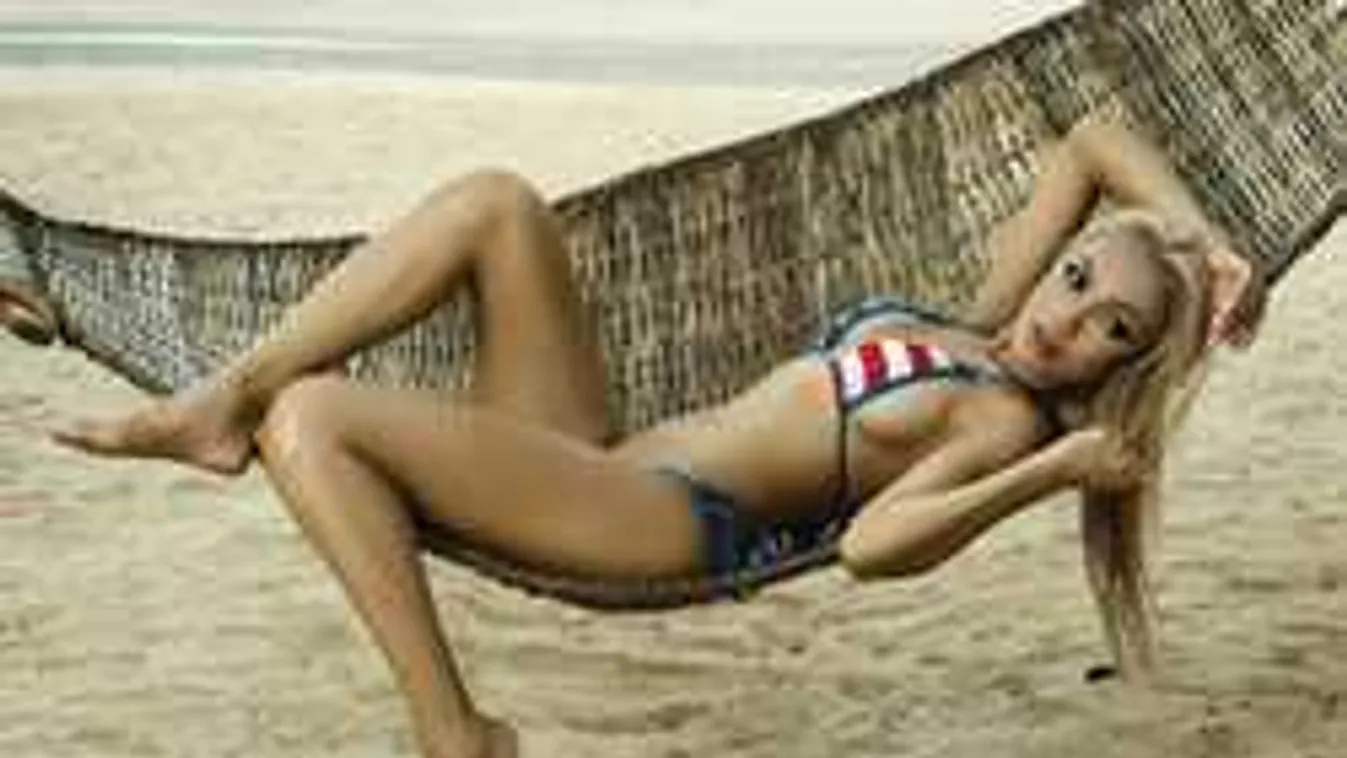 Meztelen és kacéran terpeszt a formás mellű szurkolólány