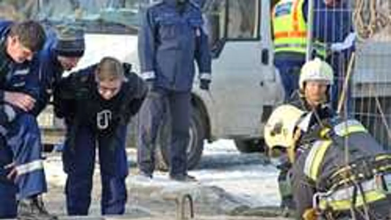 Így emelték ki a budapesti uszodában elhunyt férfi holttestét - Fotó