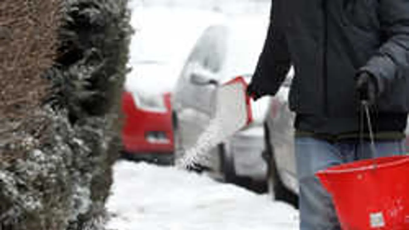 Aggasztó: maró anyaggal tüntetik el a havat az utcákról