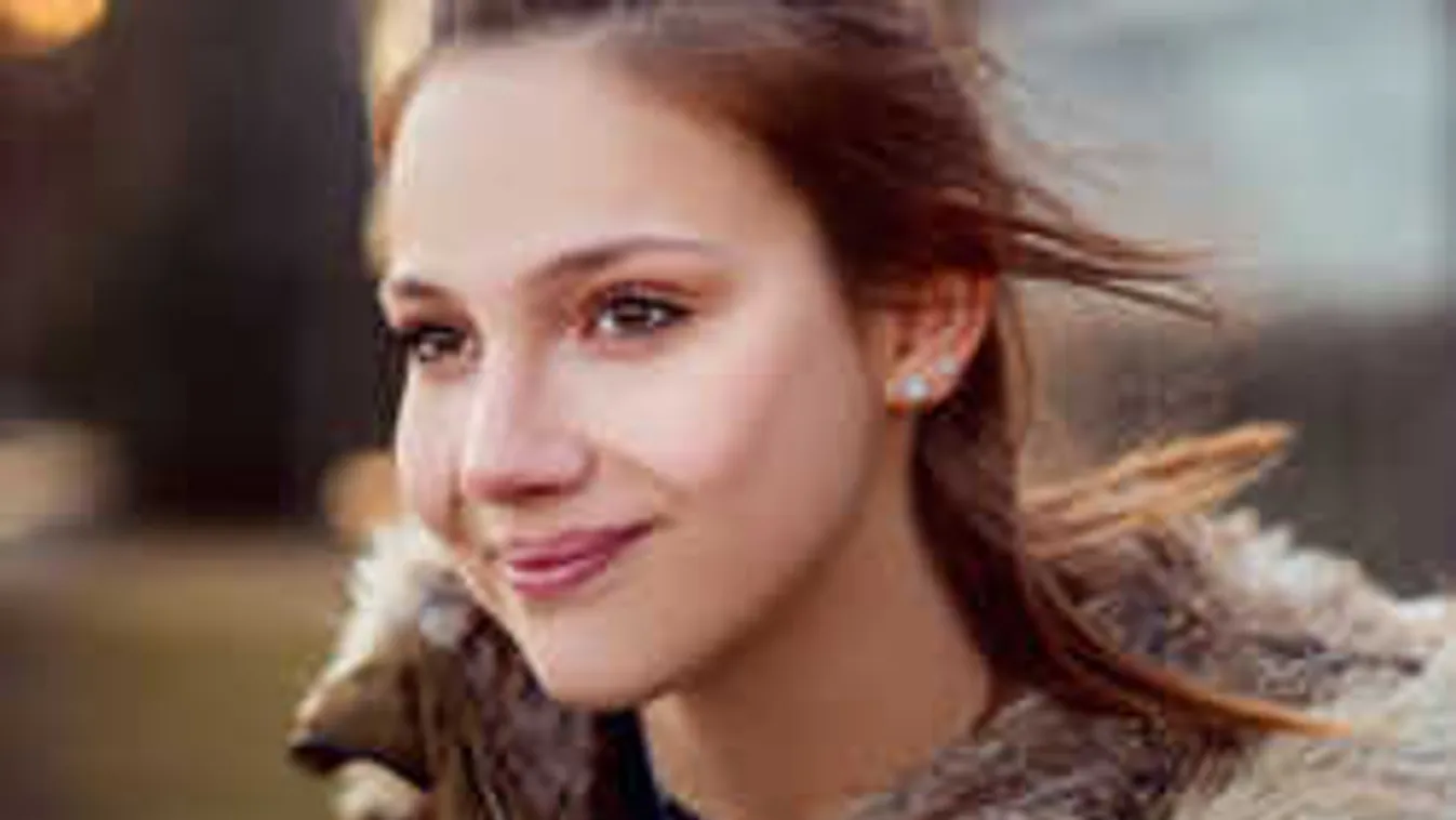 Osztálytársával bújt ágyba a szexi magyar színésznő