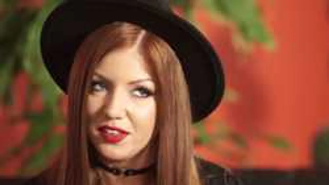 Újra főszerepben Tolvai Reni formás mellei!