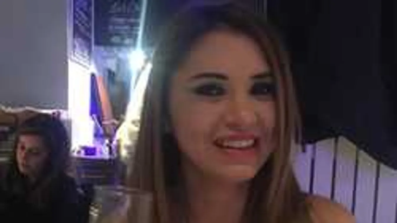 Ágaskodó mellbimbót villantott a bombatestű szurkolólány