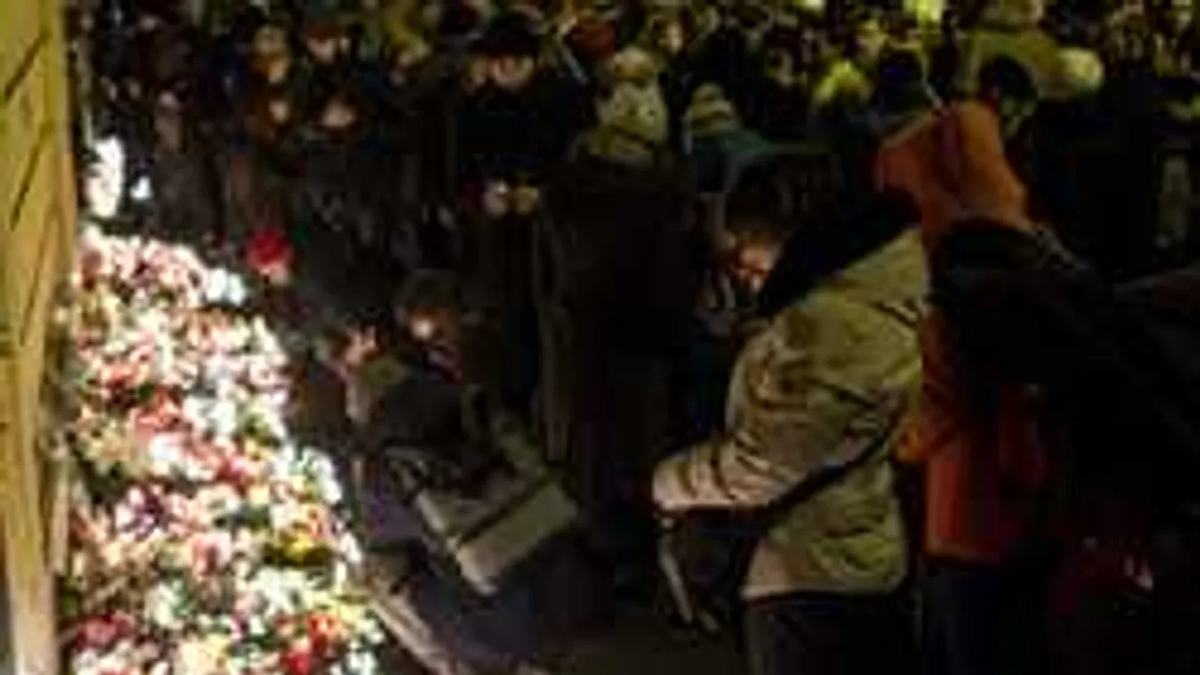 Gyertyát gyújtottak a gimnázium előtt: az ország osztozik a gyászban