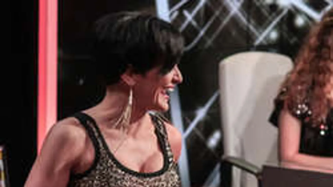 Elképesztő dekoltázst villantott a magyar énekesnő