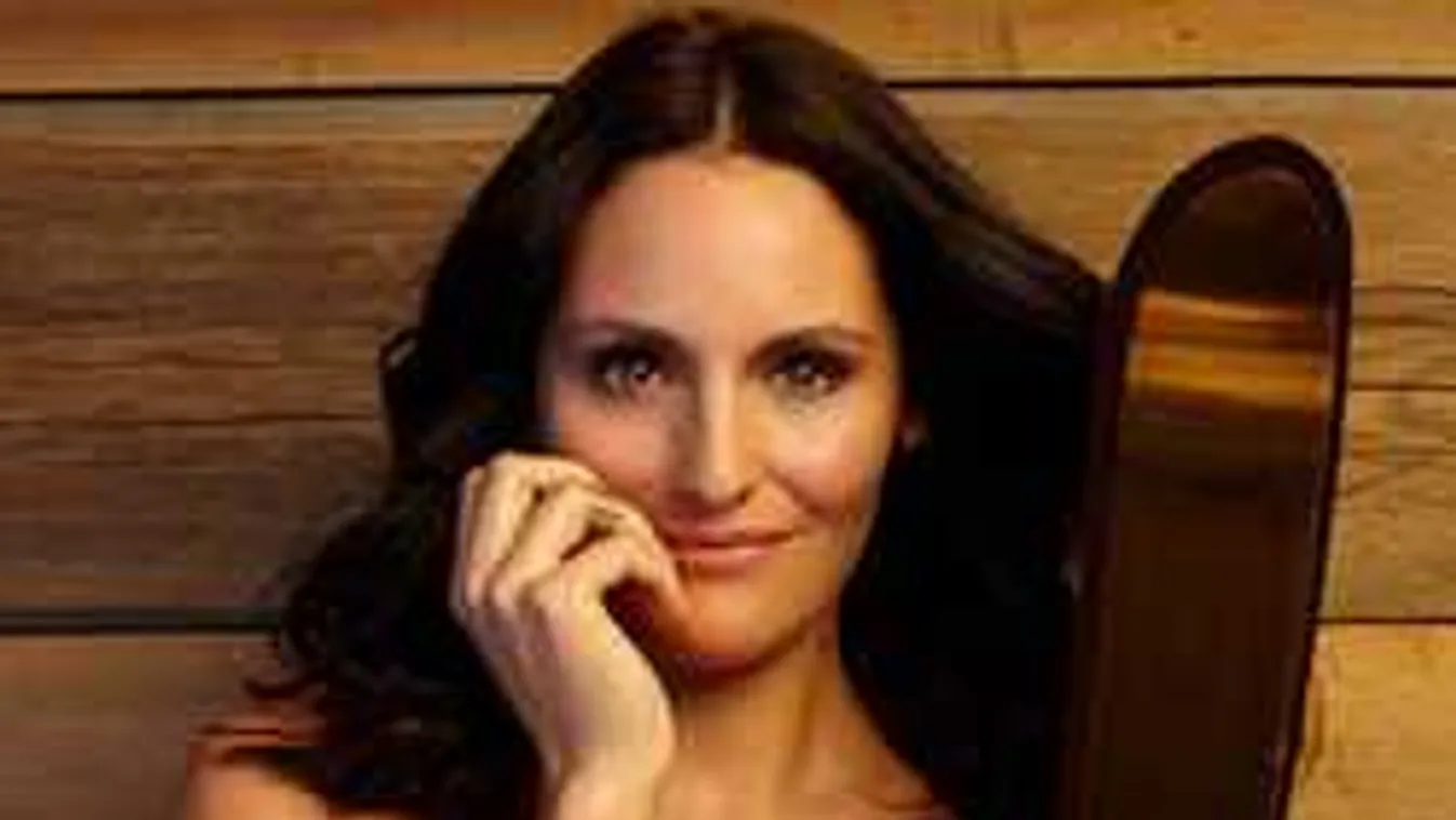 Se bugyi, se más, kacéran tartja a deszkát a vadóc szépség