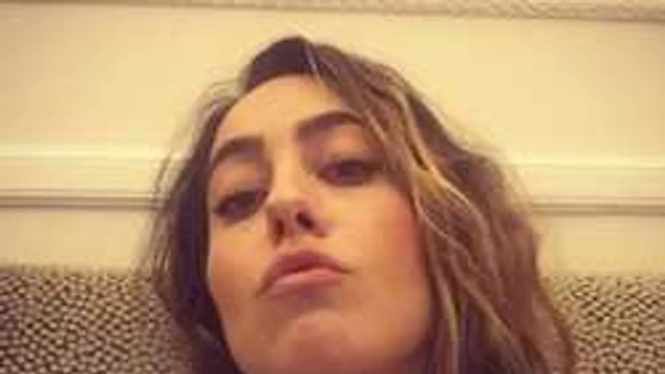 Meztelenül hempergett a csodás mellű drukkerlány