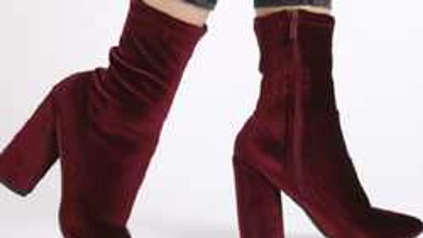 Tavasszal cipő lesz a zokni! Így villantanak szexi lábakat a nők