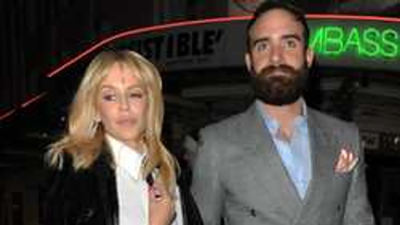 Összeomlott a 48 éves énekesnő, ezzel a bombázóval csalta párja