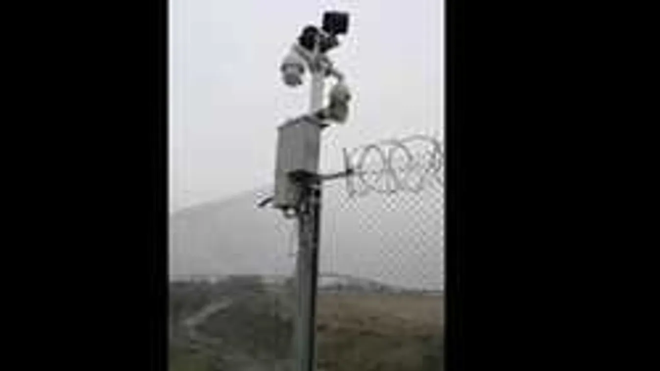 Arabul beszél a kerítés a migránsokhoz a határon