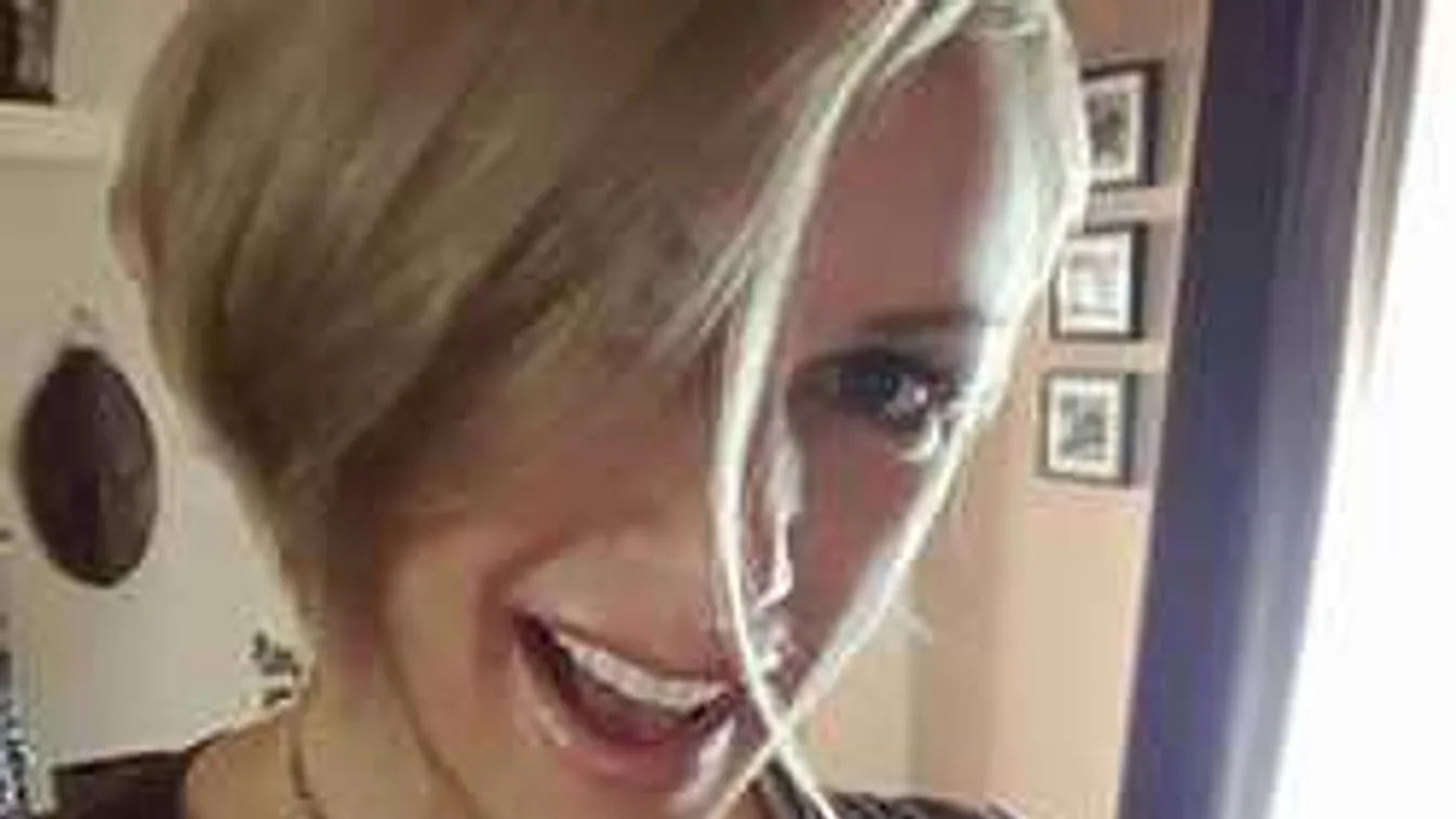 Izgató, áttetsző fehérneműben, motoron terpeszt a magyar bombázó