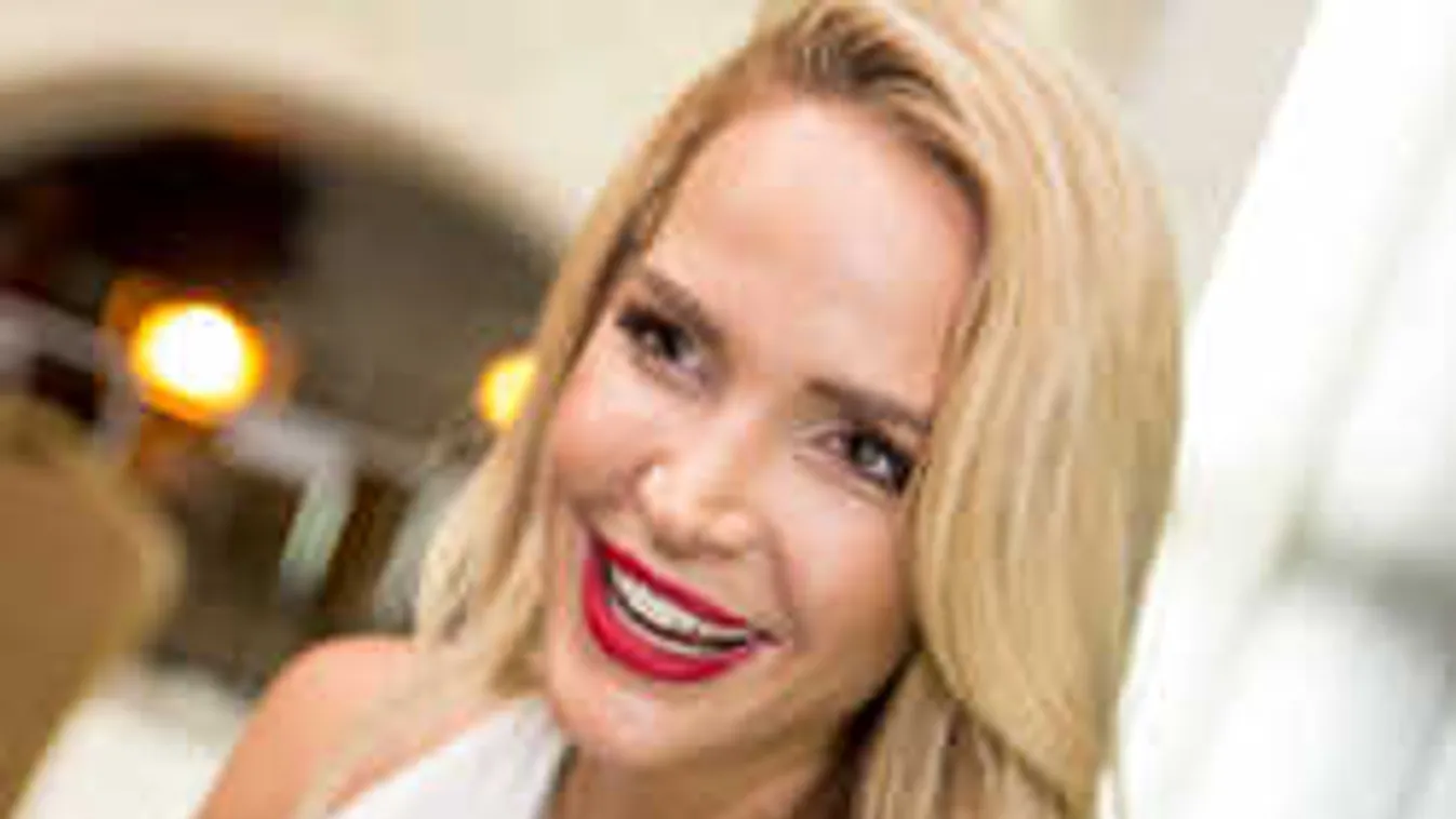 Levetkőzött Zimány Linda, csupán egy vékony lepedő takarja a testét