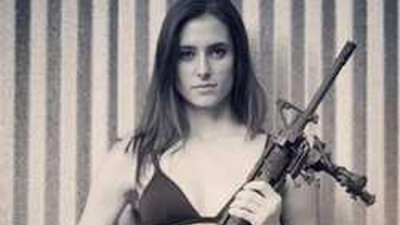 Egy szál csőre töltött fegyverrel takargatja bombatestét a modell