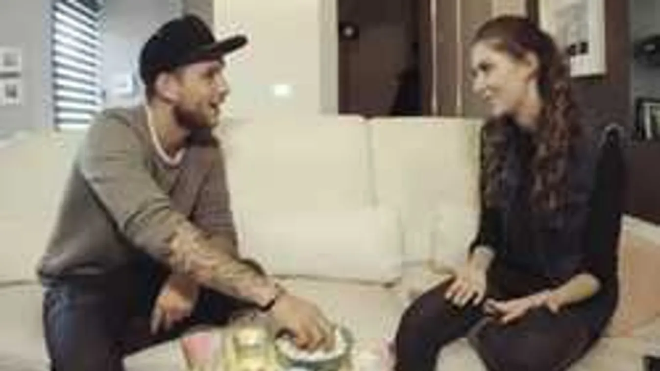 Ismert magyar énekesnő kanapéján gusztustalanodik Istenes Bence