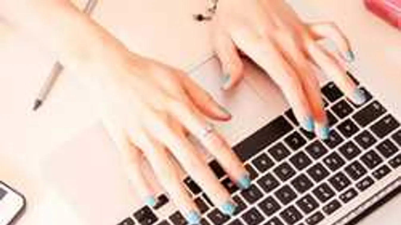 Öngyilkos lett a gyönyörű anya, mert a Facebookon zaklatták