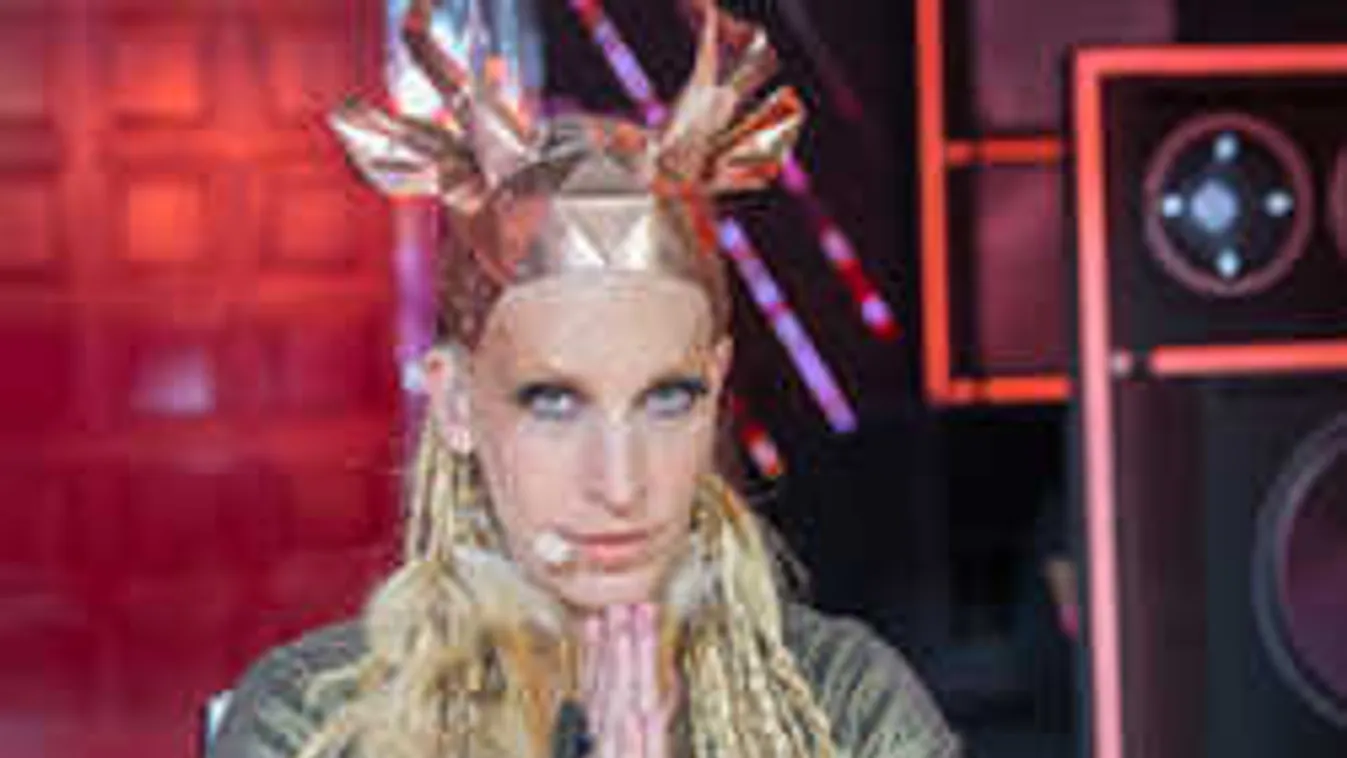 Folyamatosan megcsalja egymást a magyar énekesnő és párja