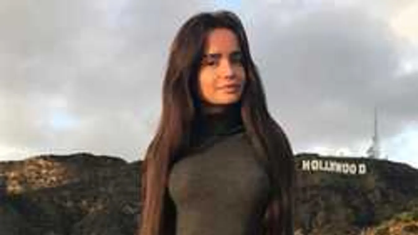 Vénuszdombját simogatja a hibátlan mellű szurkolólány