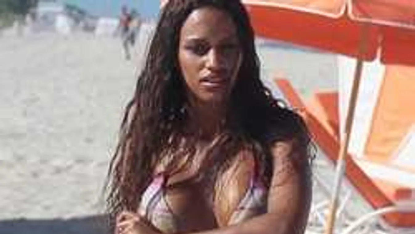 Bikiniben terpeszt Balotelli dögös topmodell exe