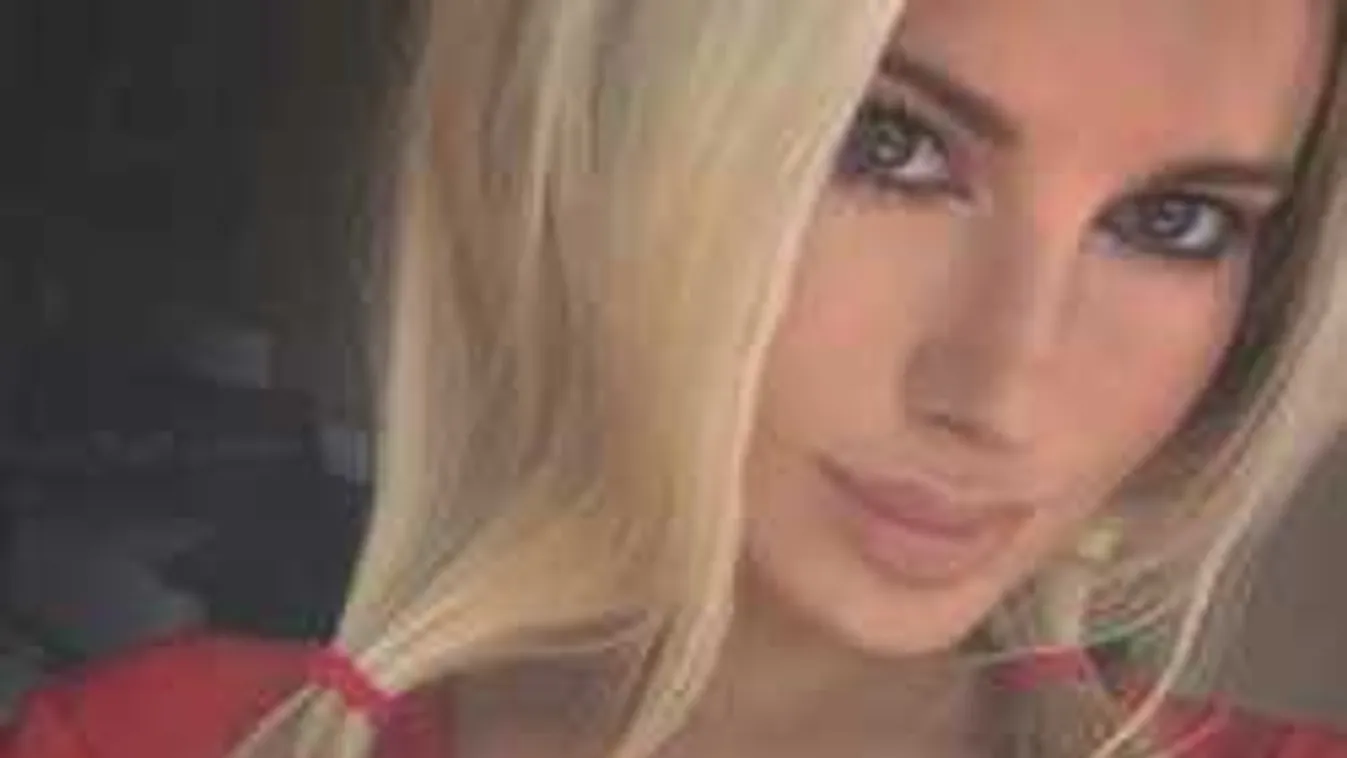 Se bugyi se más: meztelenül terpeszt a pajkos szurkolólány