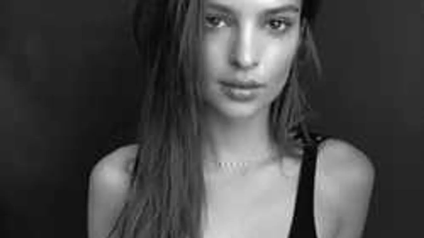 Mindent megmutatott, alig fedte el duzzadó vénuszdombját a modell