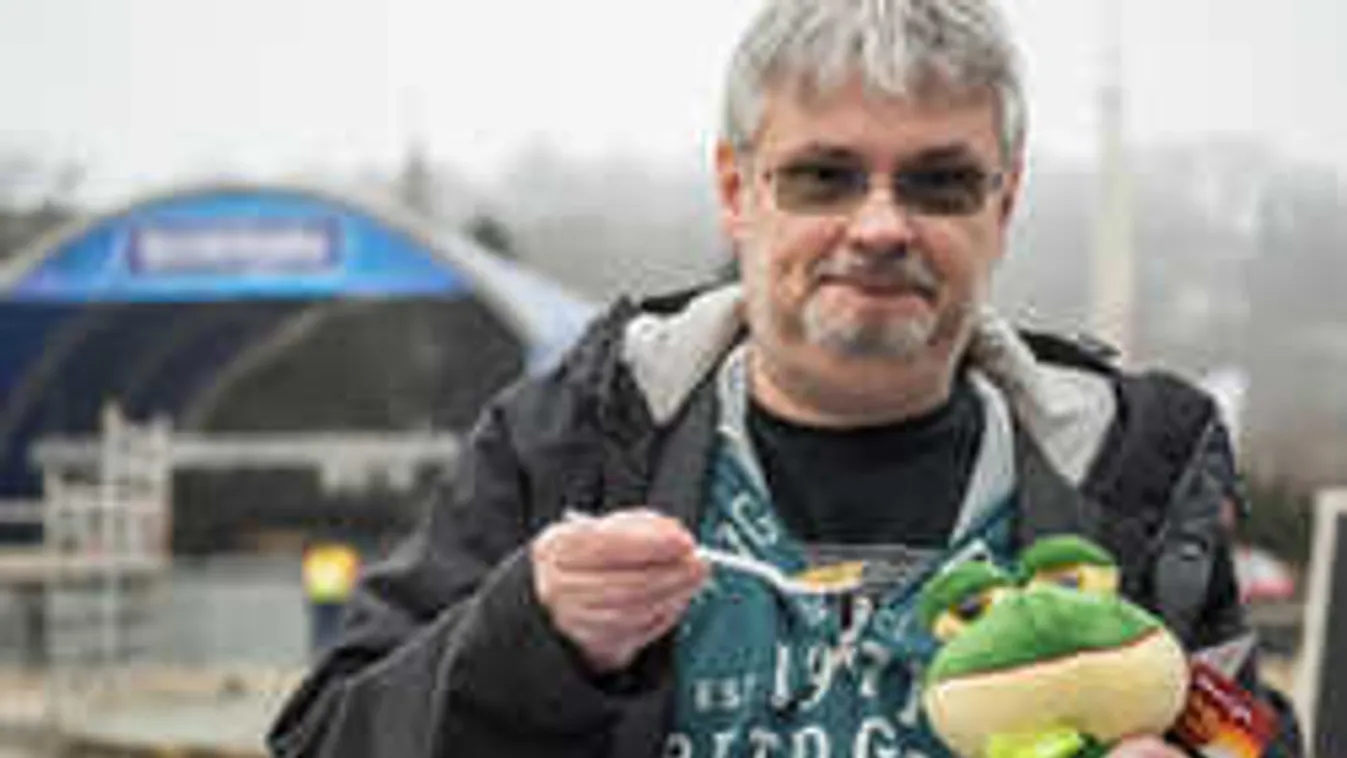 Jáksó nem ijed meg a békától