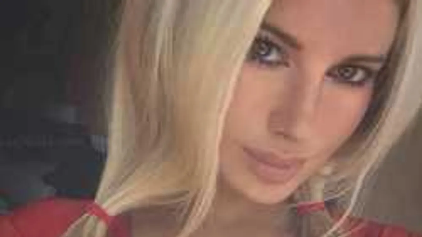 Bugyi nélkül kapták lencsevégre a szöszi modellt