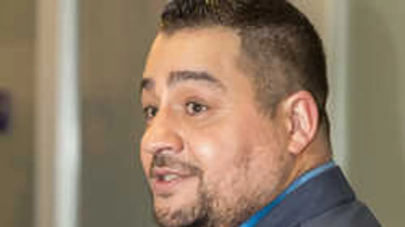 Több a soknál: Ezzel zsarolta agresszív rajongója Caramelt