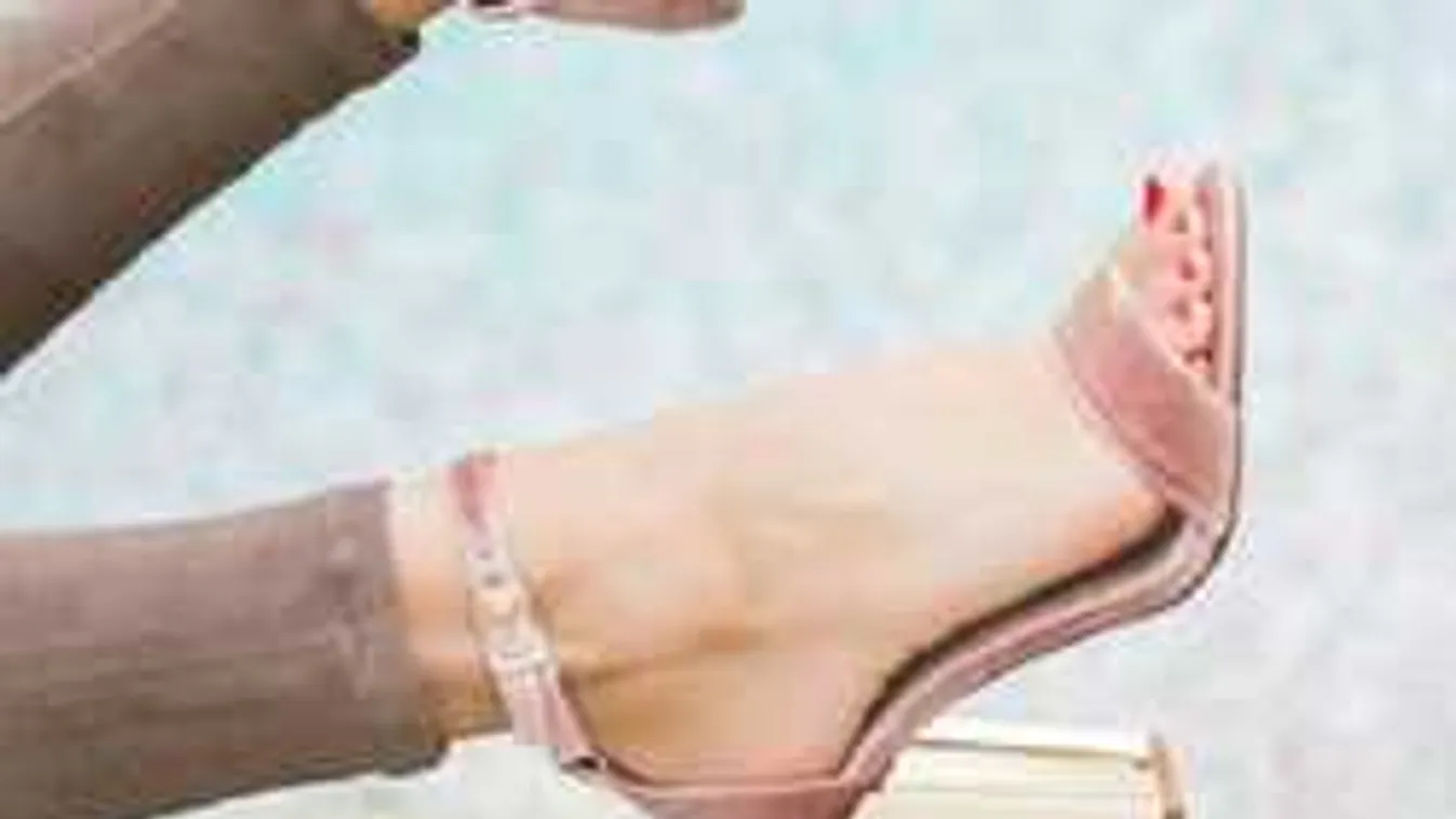 Idén tavasszal különleges lábakkal hódítanak a nők