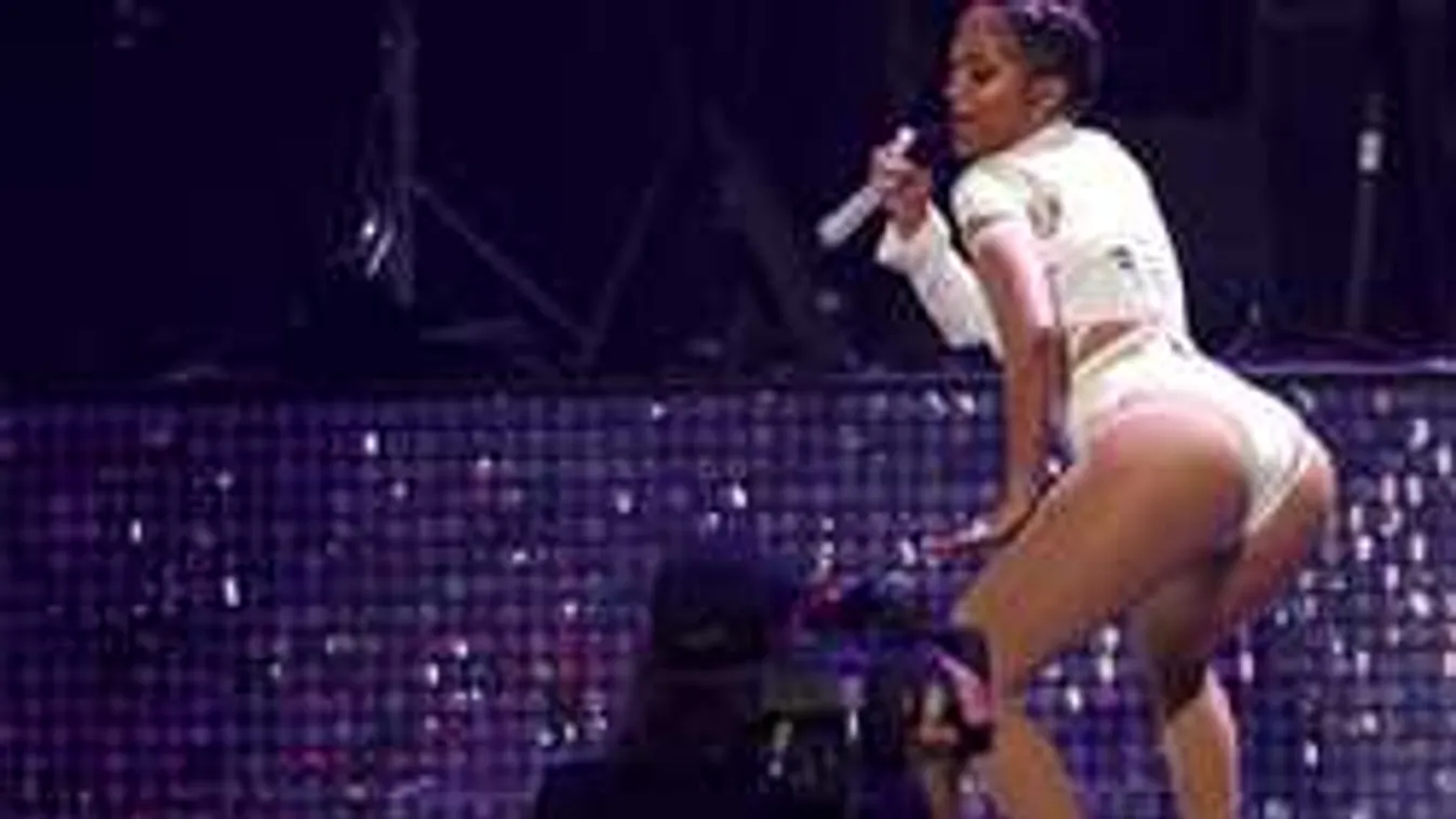 Felhúzta felsőjét, megmutatta csupasz melleit Jennifer Lopez - fotó