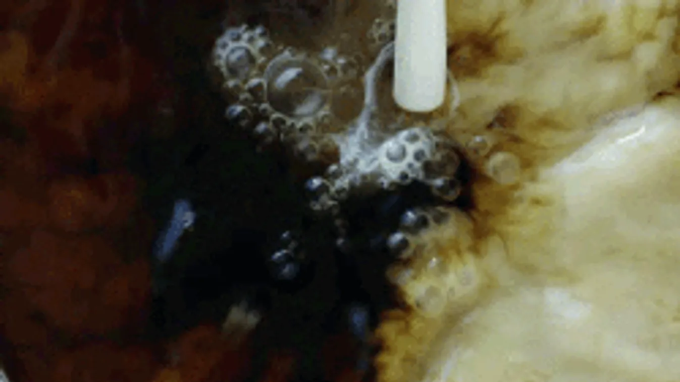 Rossz hír azoknak, akik tejjel és cukorral isszák a kávét