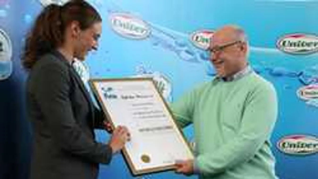 Katinka mosolyog, mert meglepte az úszók elnöke