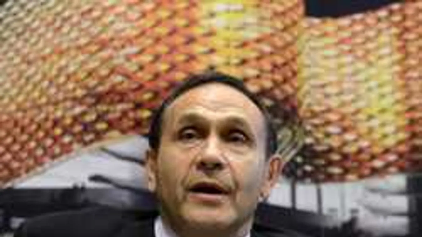 Váratlan fordulat, Gyárfás mégis marad