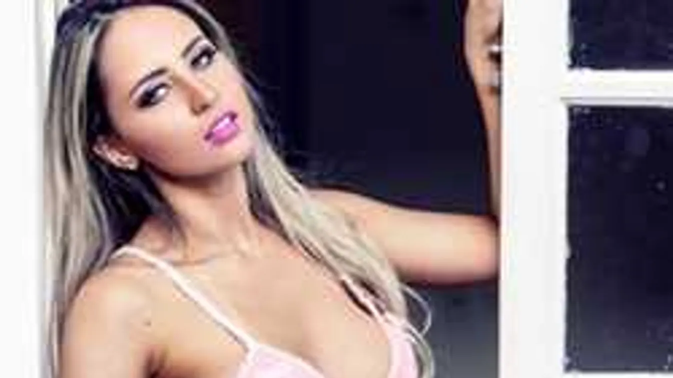 Bevág a bugyi a pucér mellű vadító szurkolólánynak