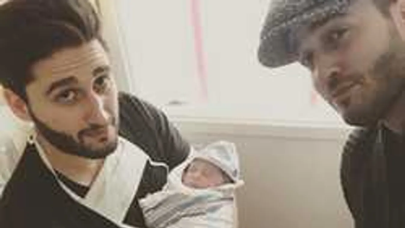 Megszületett a trónörökös, Király Viktor büszkén pózol a csöppséggel