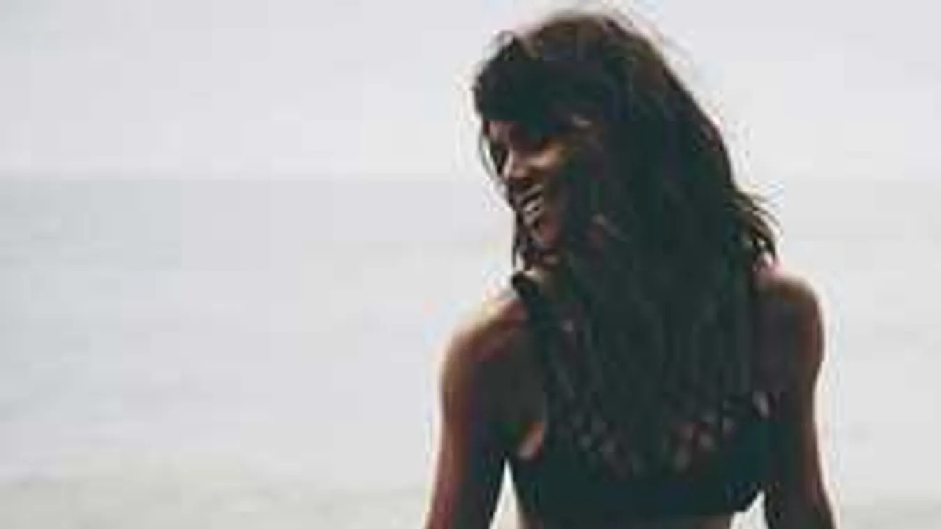 Se bugyi se más: ledobta ruháit az 51 éves sztáranyuka