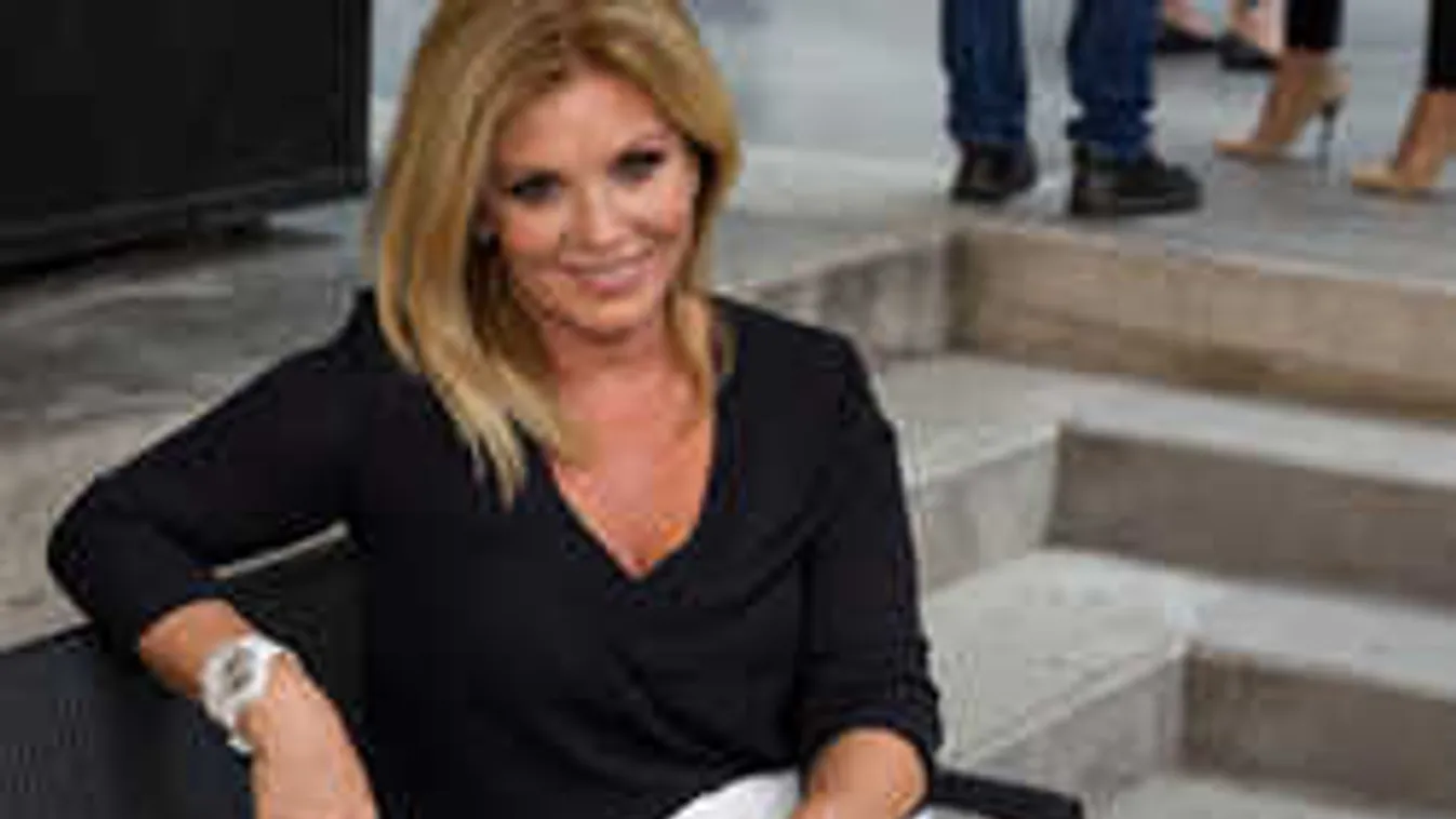 Kamerával figyeli gyerekét Liptai Claudia