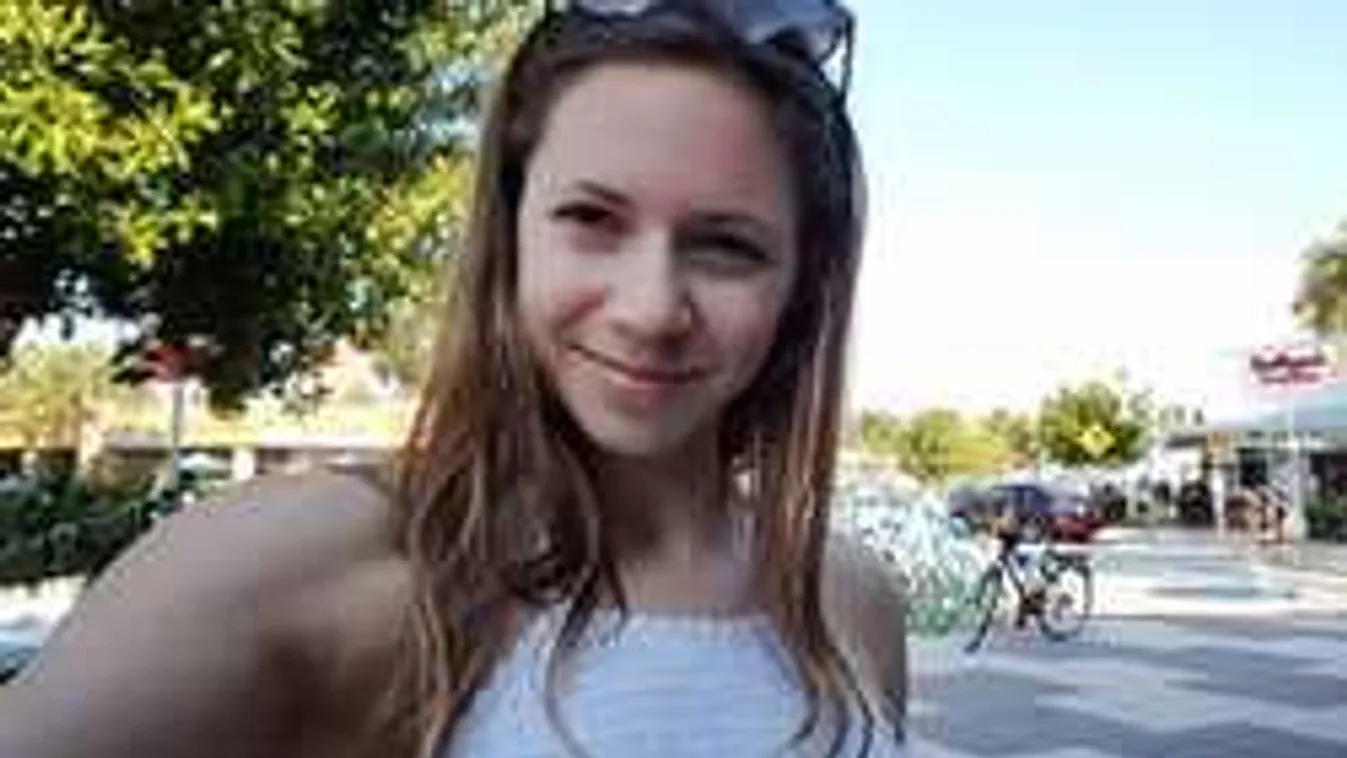 Kapás Bogi falatnyi bikiniben napozik - Fotó