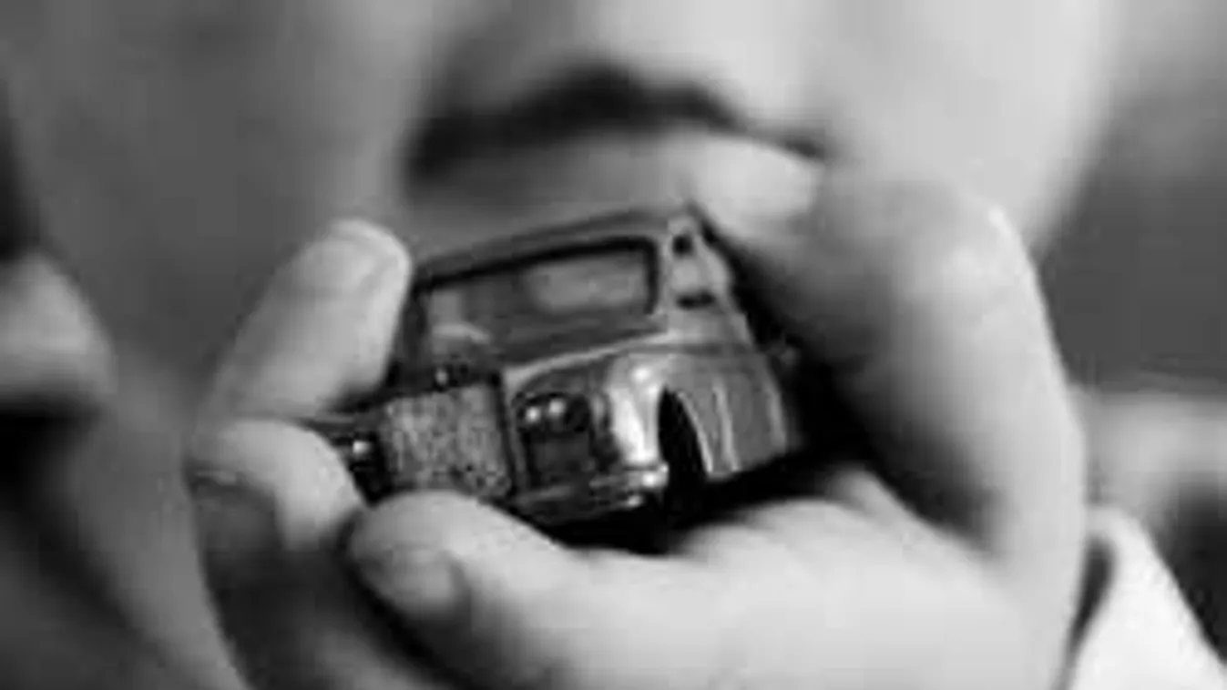 Gyerekkel együtt raboltak el egy kocsit Pápán!