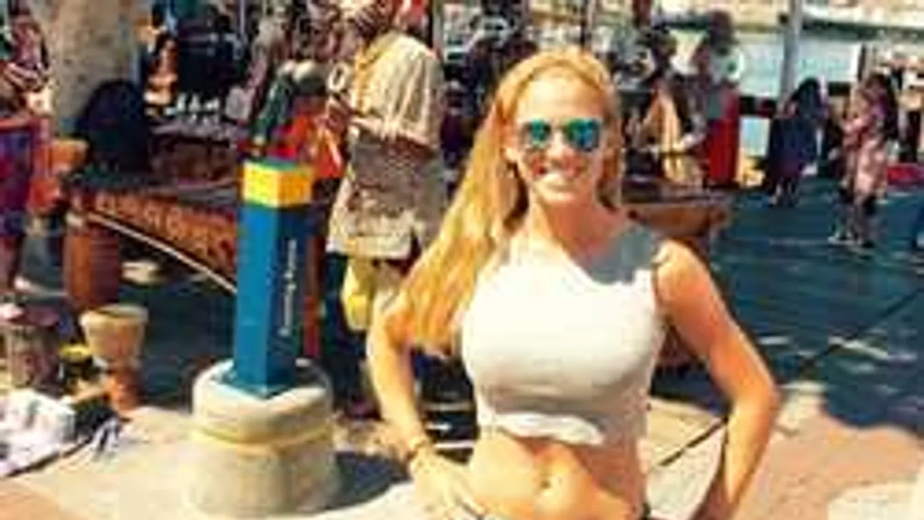 Senki nem markolja úgy a rudat, mint a dús keblű golfozólány