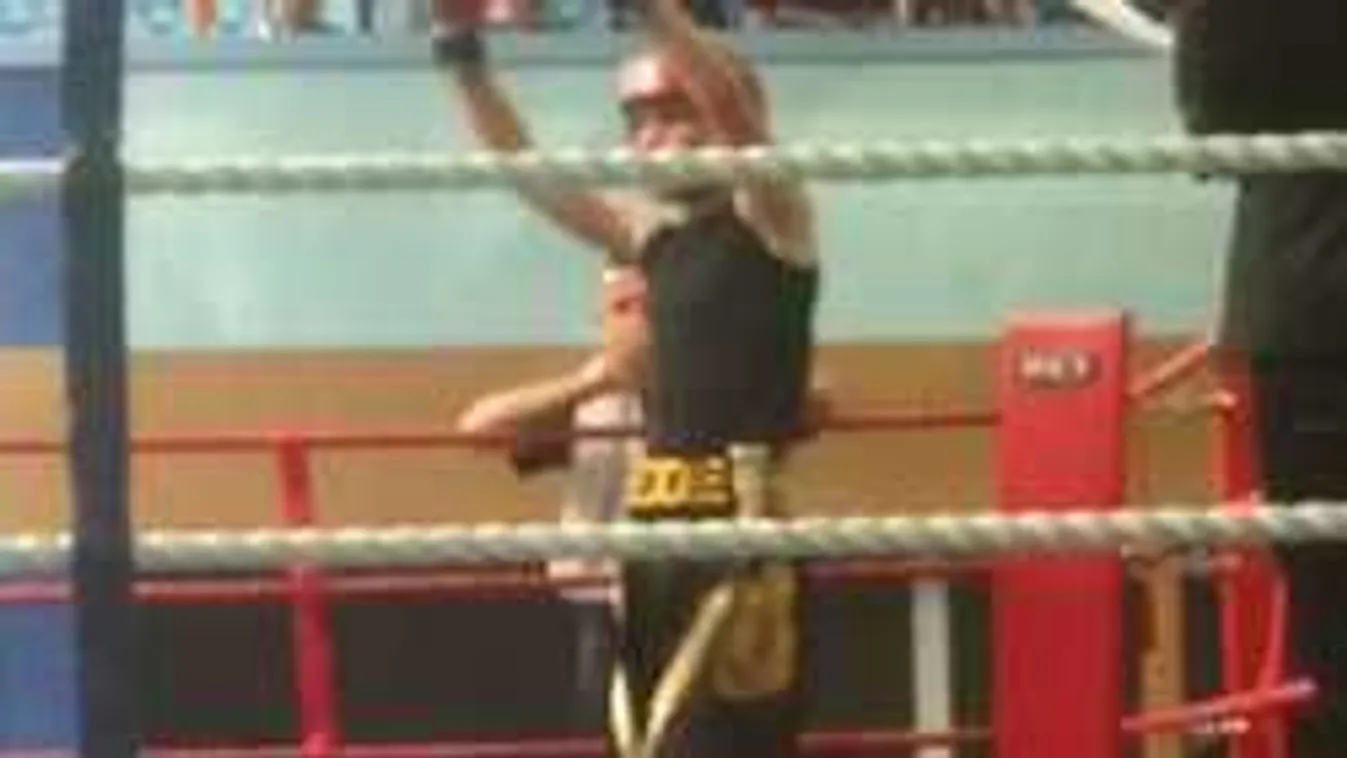 A meccs végén a szorítóban halt meg egy 17 éves bokszoló