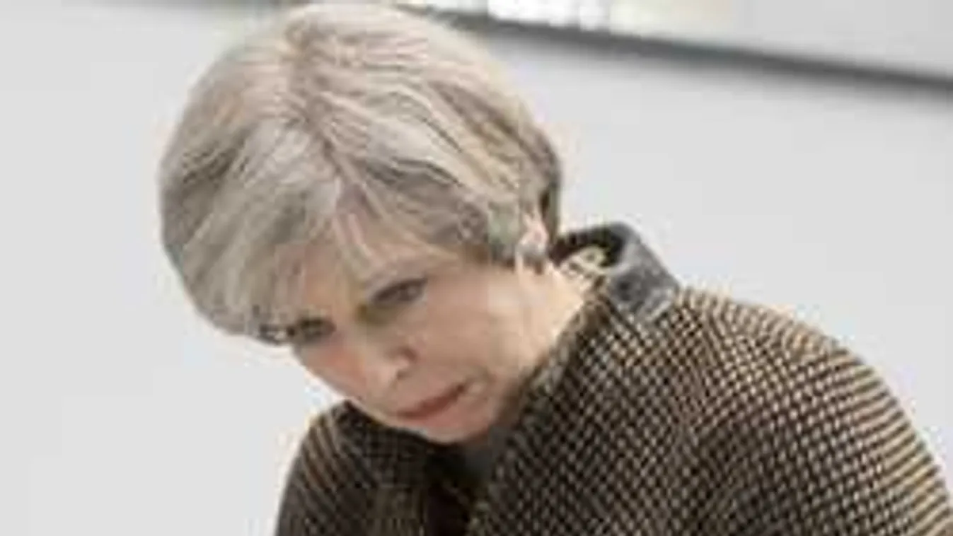 Terroristákat hoz magára a feledékeny Theresa May