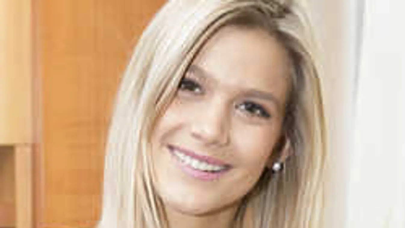 Megdöbbentő hasonlóság Weisz Fanni fotóján