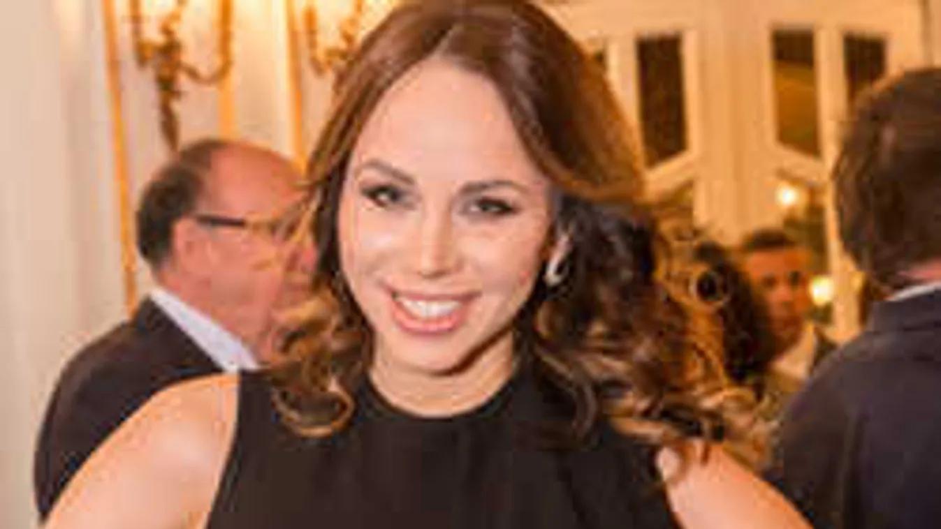 Sokkoló csontvázzal pózol a gyönyörű sztár