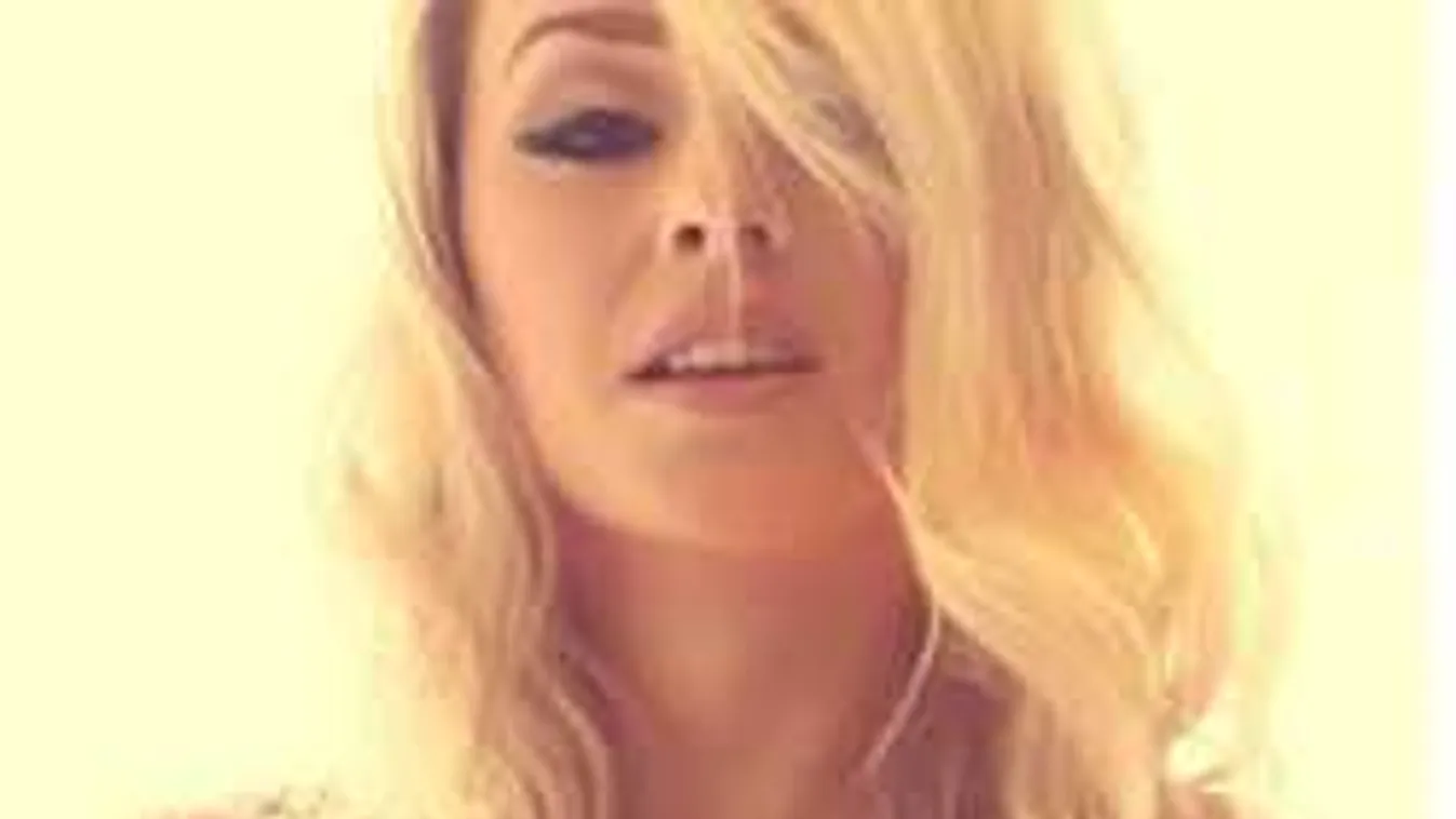 Meztelenül nyalogat a feszes mellű bombázó