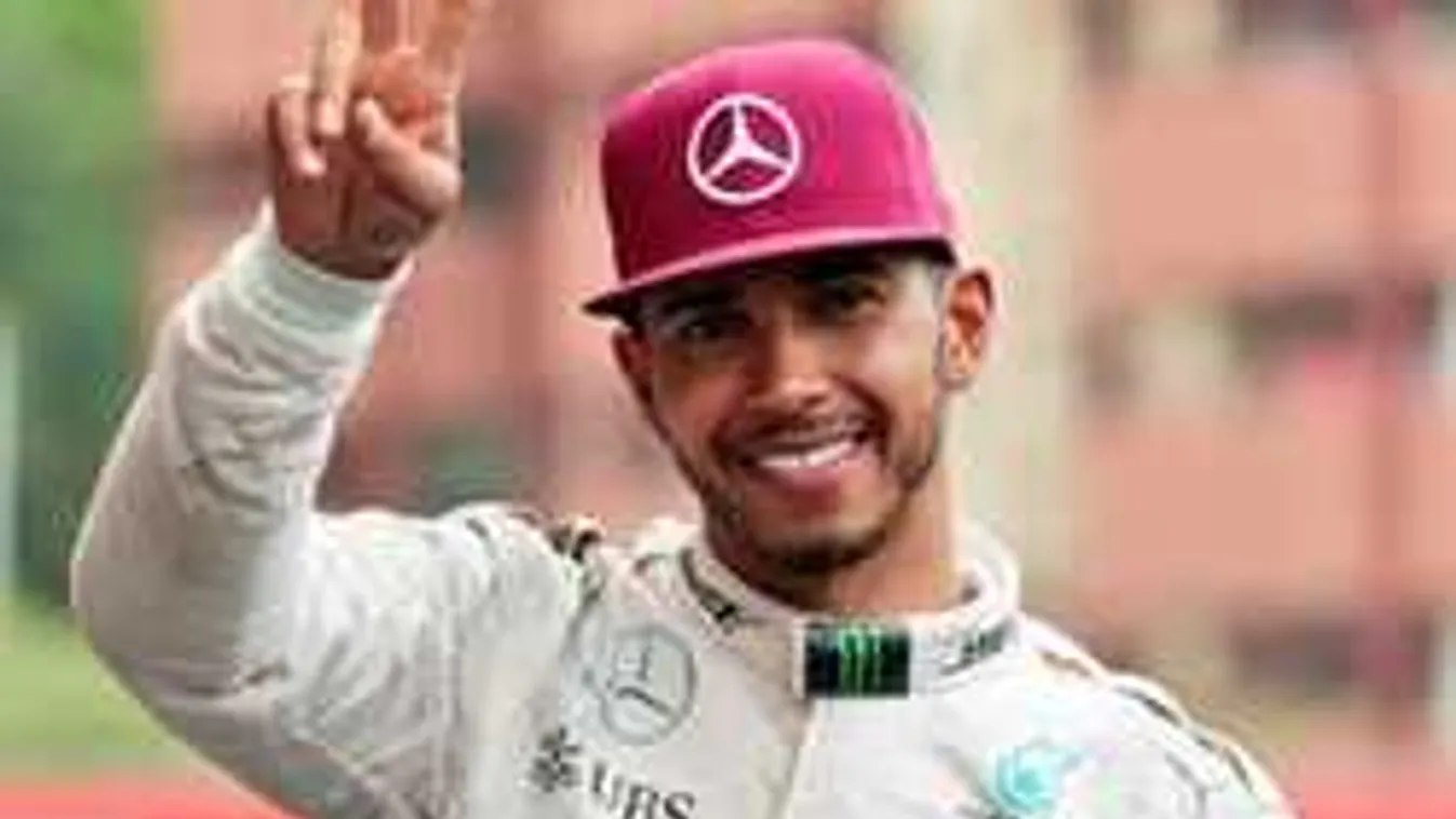 Hamilton félmeztelen, tökéletes testtel üzent