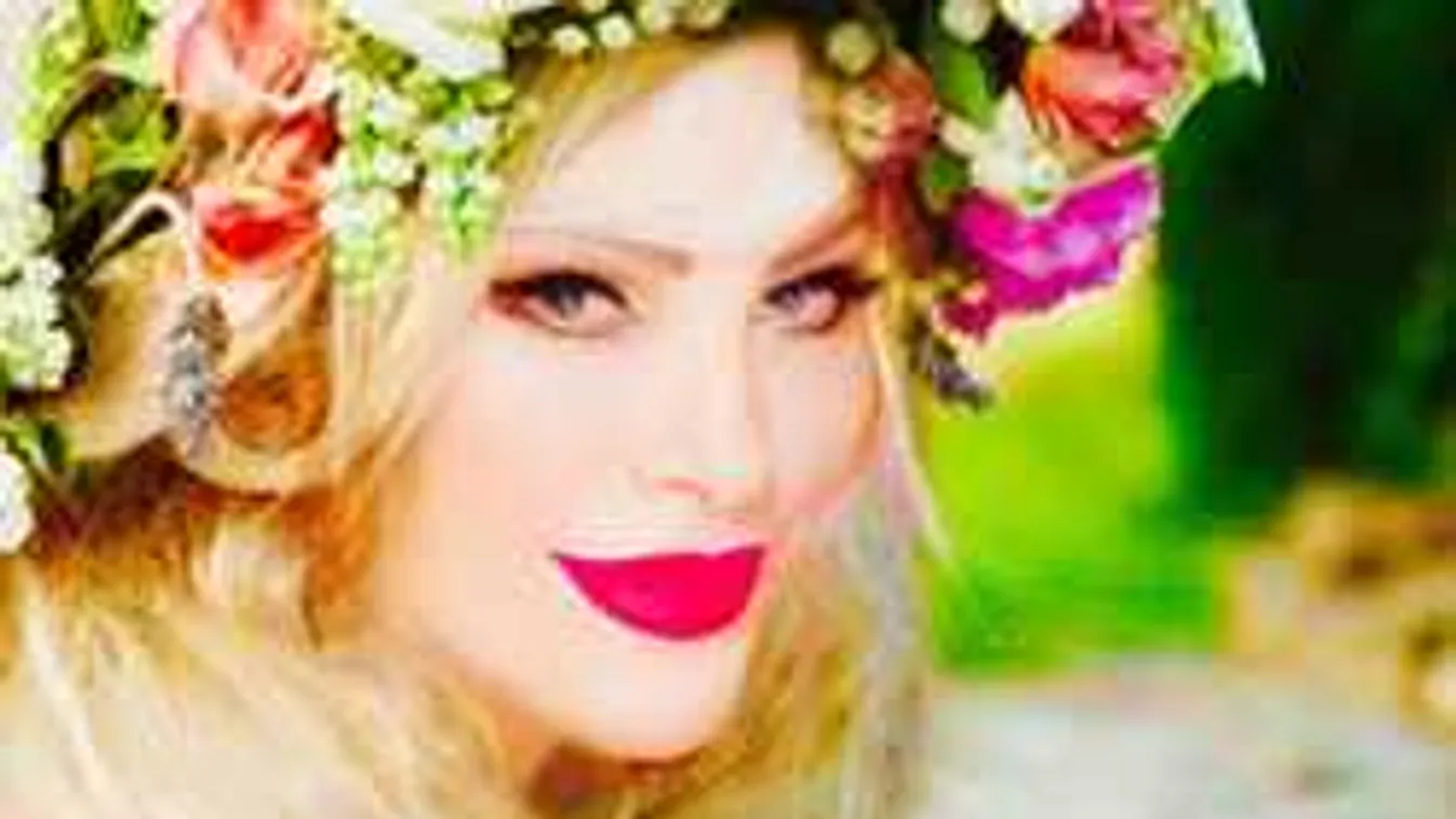 Tengervíz nyaldossa a magyar modell fenekét - Fotó