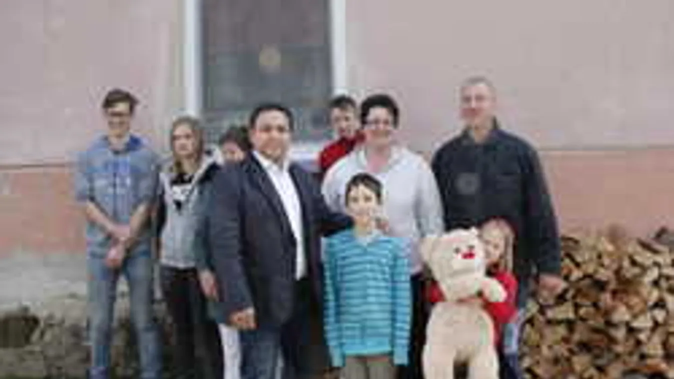 Harmincezer ember melegedhetett a Mága Zoltán tűzifaakciója segítségével