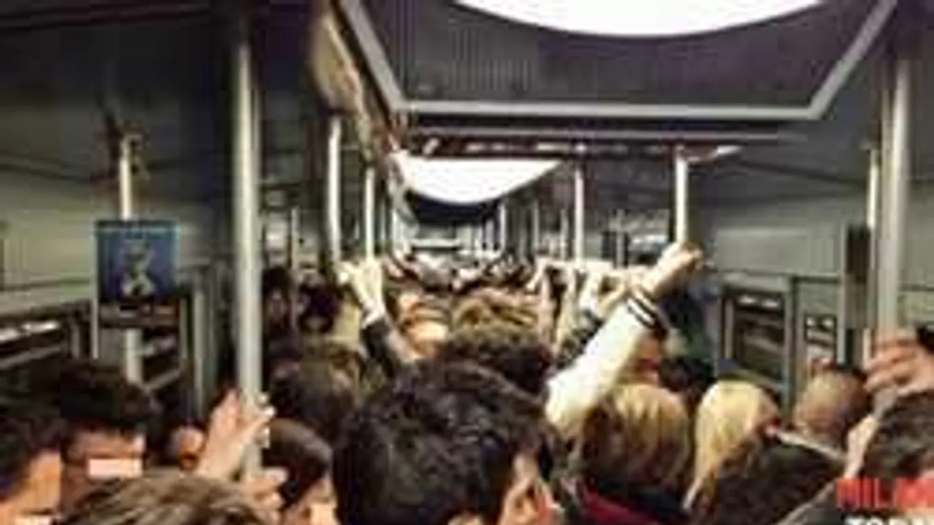 Letolt  nadrágban próbált meg szexelni a zsúfolt metrókocsiban