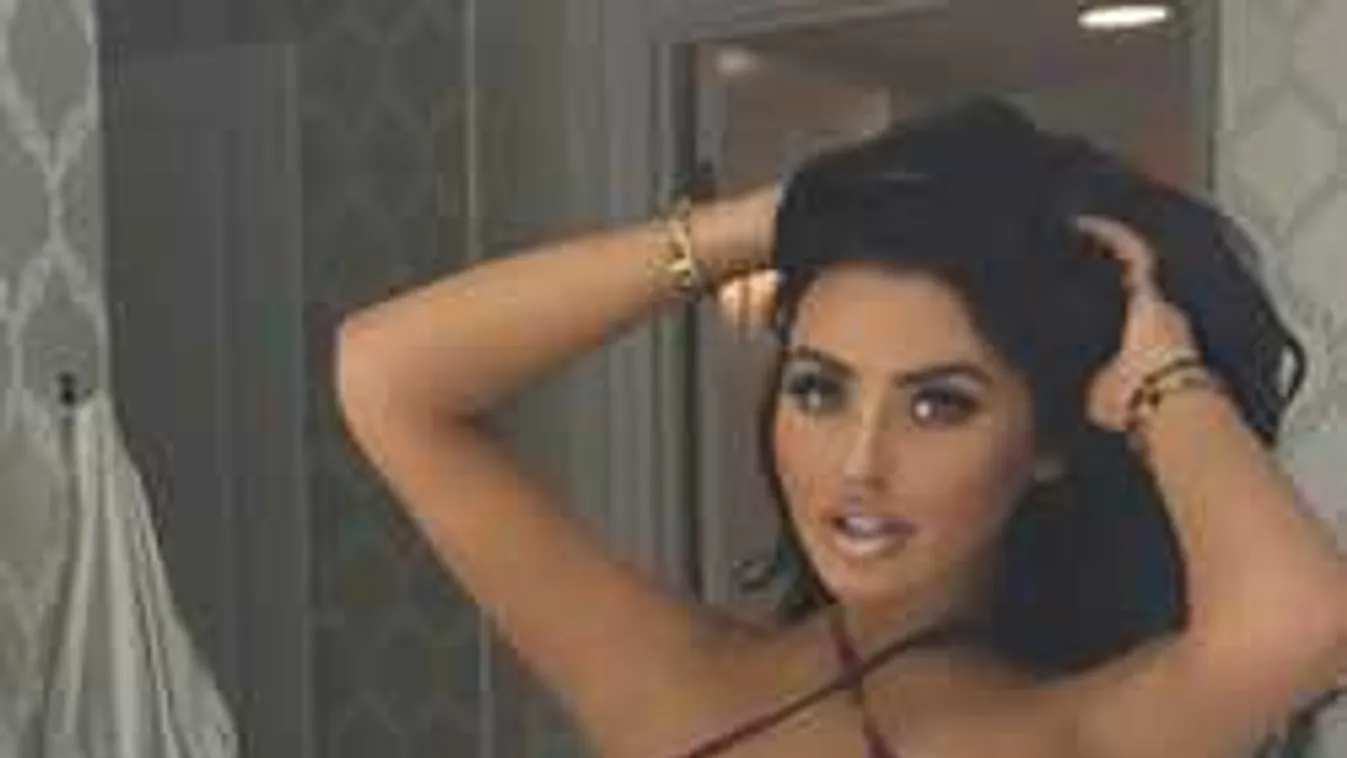 A bugyiját is ledobta magáról a nagy mellű focistalány